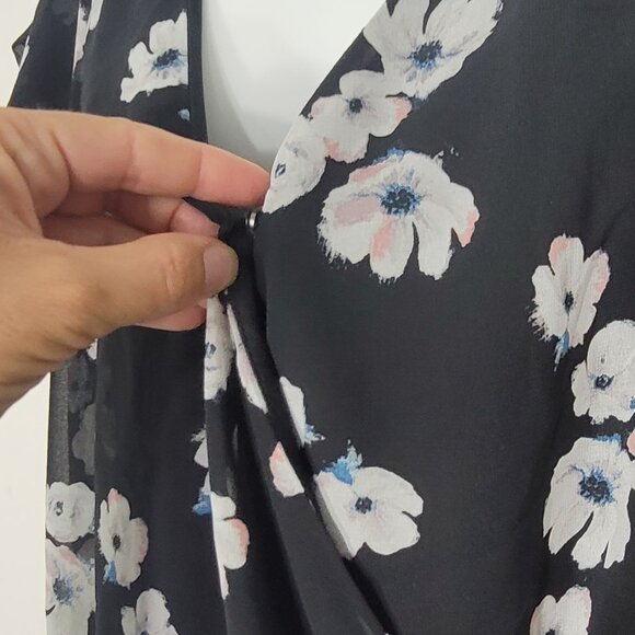 Reitmans Women's Black & White Floral Cap Sleeve V-Neck Wrap Midi Dress - Picture 5 of 12